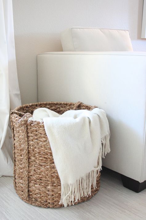 basket Throw Pillow Basket, Blanket Storage Baskets Living Room, Baskets For Storage Living Room, Blanket Basket Bedroom Ideas, Storage Basket For Blankets, Basket By Chair, Wicker Basket For Blankets, Basket Interior Design, Living Room Storage Baskets