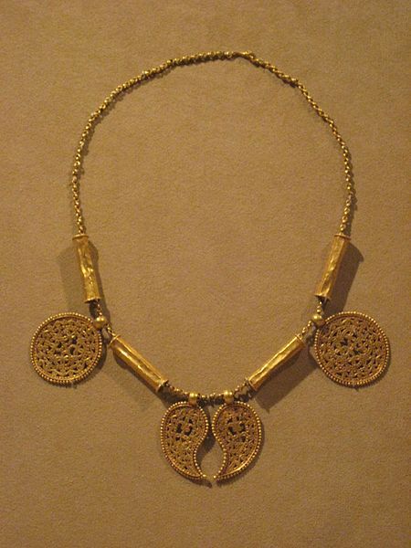 A 600-700 AD Byzantine gold necklace with 4 pendants. Now in the Metropolitan Museum of Art, New York. Coin Necklace Gold Indian, Necklace Gold Indian, Gold Coin Choker, Choker Necklace Indian, Antique Necklace Gold, Gold Coin Jewelry, Coin Necklace Gold, Terracotta Jewellery Designs, Antique Necklaces Design