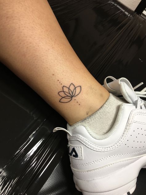 #tattoo #ankletattoo #lotusflowertattoo Lotus Stick And Poke, Lotus Tattoos, Stick Poke Tattoo, Tiny Tats, Small Tats, Flash Tattoo Designs, Art Concepts, Well Well, Poke Tattoo