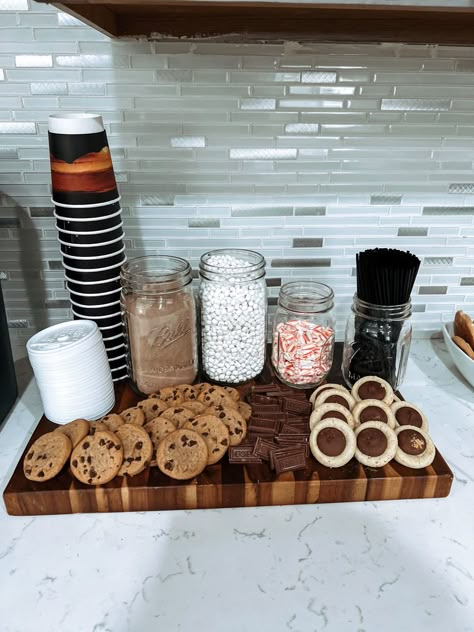 Birthday Hot Cocoa Bar, Hot Cocoa Bar For Work, Coffee Tea Hot Chocolate Bar, Hot Chocolate Bar Simple, Hot Cocoa Night, Christmas Eve Sleepover, Hot Chocolate Bar Birthday Party, Hot Cocoa Bar Ideas Christmas Diy, Hot Cocoa Bar Fall