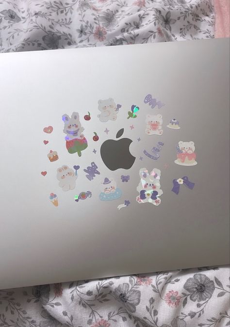 Sticker On Macbook, Cute Laptop Decorations, Aesthetic Laptop Sticker Ideas, Sticker Computer Aesthetic, Macbook Case Ideas Aesthetic, Macbook Cover Stickers Aesthetic, Stickers On Computer Aesthetic, Sticker On Laptop Ideas, Mac Book Decoration Stickers