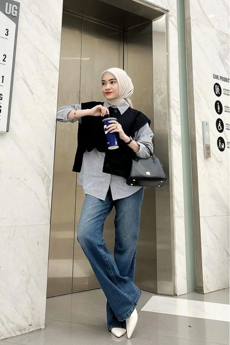 Follow Me ! Busana Hijab Remaja Aesthetic  Simple #ootd #hijab #remaja Celana Jins Wanita, Casual Outfits Hijab, Outfit Kantor, Ootd Hijab Casual Simple, Simple Outfits Hijab, Outfit Hijab Simple, Ootd Muslim, Outfit Hijab Ideas, Style Hijab Casual