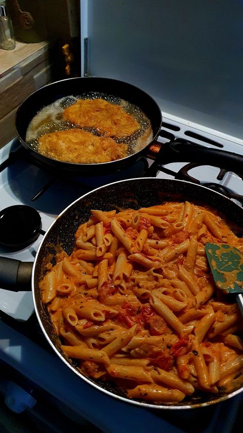 Comfort Food Pictures, Home Dinner Aesthetic, Homemade Food Snap, Cooking Snapchat, Pasta Snap, Dinner Snap, Pasta At Home, Cooking Pasta, Healthy Food Dishes