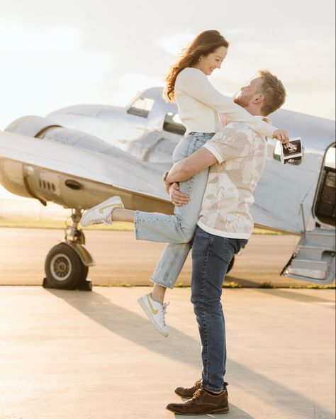 Pregnanch announcent photoshoot, pilot, airplane Airplane Maternity Pictures, Airplane Baby Announcement, Aviation Baby Announcement, Airplane Photoshoot, Hangar Wedding, Announcement Photoshoot, Pilot Airplane, Pregnancy Announcement Photoshoot, Bebe Shower