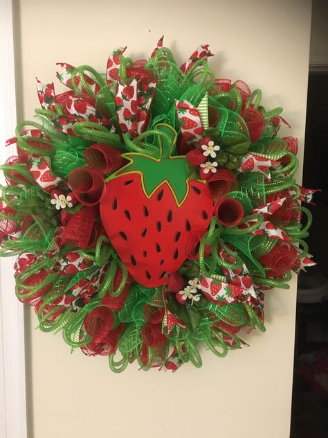 Strawberry wreath #1 Strawberry Items, Strawberry Crafts, Strawberry Wreath, Diy Deco Mesh Wreath, Baby Wreath, Strawberry Decorations, Spring Door Wreaths, Diy Deco, Summer Wreaths