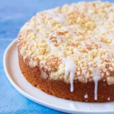 Lemon Yogurt Cake Recipe, Lemon Crumb Cake, Lemon Yogurt Cake, One Layer Cakes, Yoghurt Cake, Sponge Cakes, Tasty Desserts, Cake Frosting Recipe, Lemon Yogurt