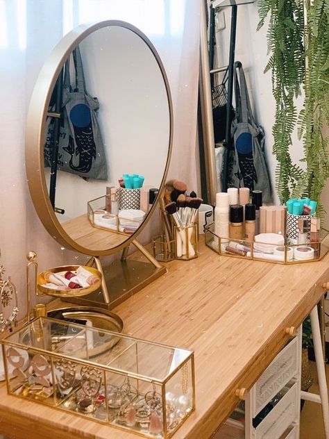 Makeup Room Boho, Wood Bedroom Vanity, Makeup Desk Mirror, Make Up Dresser Ideas, Makeup Setup In Bedroom, Boho Makeup Room, Earthy Vanity, Vanity Set Up Ideas, Wooden Makeup Table