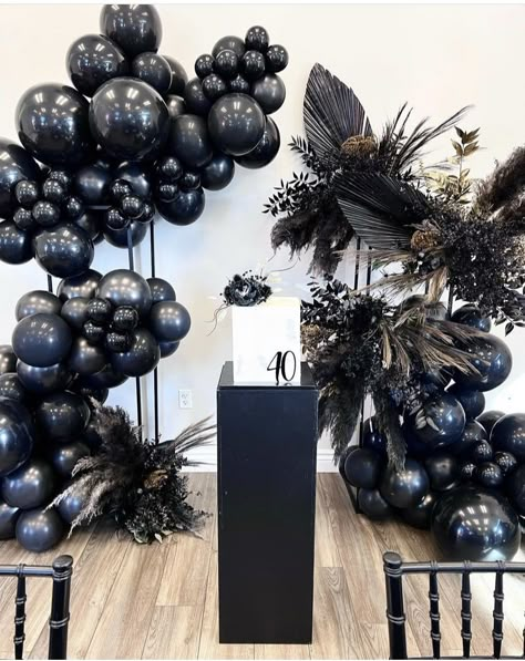 Black Party Centerpieces, Black Baloon Decorations Simple, All Black Balloon Garland, Black Balloon Decor, Balloon Decorations Black And Silver, All Black Birthday Party Decoration, Black Balloon Installation, All Black Birthday Party, Black And Chrome Balloon Garland