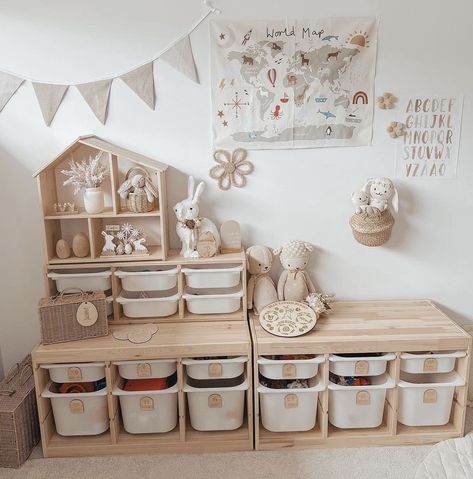 Wooden toy storage labels Toy Storage Kids Bedroom, Baby Room Toy Storage Ideas, Toddler Bedroom Storage Ideas, Ikea Storage Nursery, Girls Room Toy Storage, Organise Toys, Toy Storage In Nursery, Toy Organizing Ideas, Ikea Kids Toy Storage