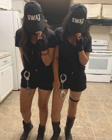 cute Cute Duo Halloween Costumes, Swat Halloween Costume, 2 Person Halloween Costumes, Badass Halloween Costumes, Teenage Halloween Costumes, Best Group Halloween Costumes, Photographie Indie, Bff Halloween Costumes, Best Friend Halloween Costumes