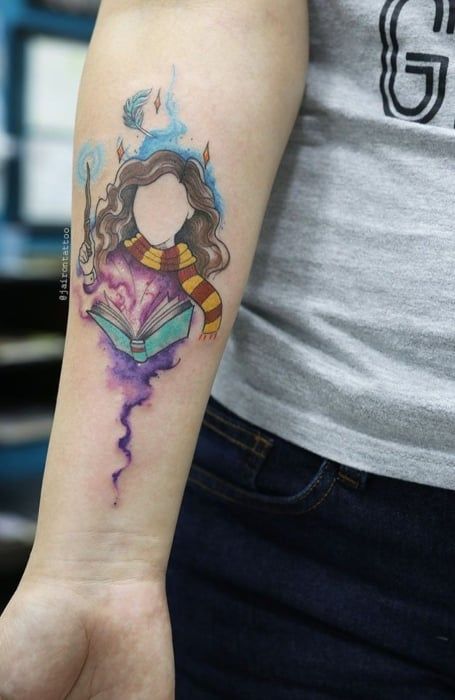 Hermione Tattoo Ideas, Hermione Granger Tattoo, Hermione Tattoo, Ron Y Hermione, Disney Sleeve Tattoos, Wand Tattoo, Matching Friend Tattoos, Hp Tattoo, Disney Sleeve