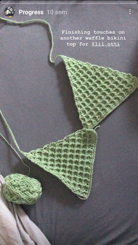 bikini crochet Crochet Triangle Top Pattern, Crochet Triangle Top, Crochet Skirt Outfit, Diy Crochet Top, Crop Top Crochet, Mode Crochet, Crochet Swimwear, Crochet Triangle, Crochet Business