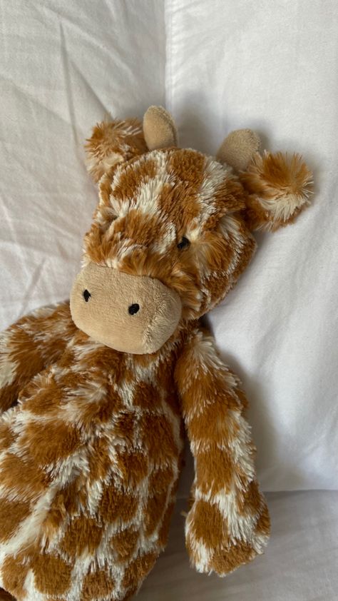 Aesthetic Jellycat, Stuffed Animal Bear Aesthetic, Jellycat Billie Giraffe, Jellycat Giraffe, Giraffe Jellycat, Giraffe Stuffed Animal Aesthetic, Big Giraffe Stuffed Animal, Giraffe Stuffed Animal, Jellycat Stuffed Animals