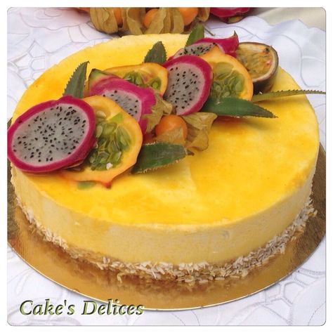 Cette Entremet va vous faire voyager dans les Iles Antilles, Caribes etc.., bavaroises au lait de coco, insert fruits exotiques et coulis de fruits exotiques sur une dacquoise coco bref un délice.. la recette de préférence à préparer la veuille. Dacquoise... Fresh Fruit Cake, Vegan Wedding Cake, French Cake, Liqueurs Recipes, Lemon Cake Recipe, Fusion Food, Sweet Pastries, Pastry Cake, Wedding Desserts