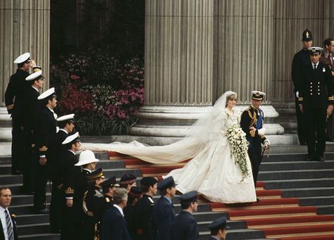 Princess Diana Wedding Details You May Have Missed - PureWow Prince Charles Wedding, Princess Diana Wedding Dress, Charles And Diana Wedding, Diana Wedding Dress, Princess Diana Rare, Princess Diana Wedding, Prince Charles And Diana, Prins William, Prinz Charles