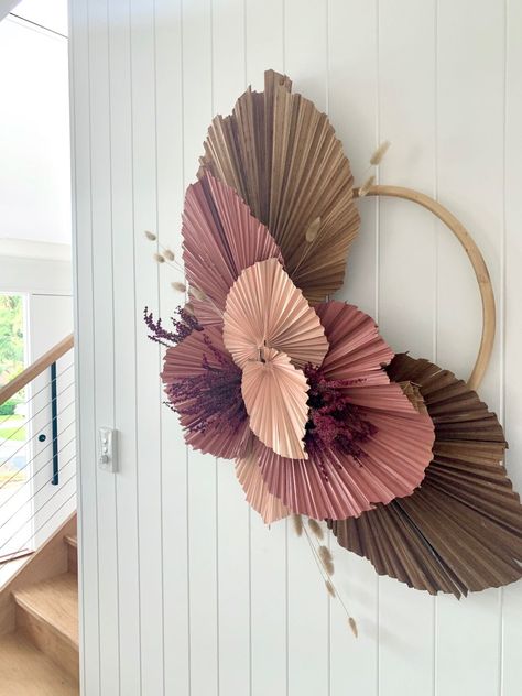 Palm Leaf Decor, Deco Champetre, Flower Arrangement Designs, Dried Flower Wreaths, Modern Flower Arrangements, Dried Floral, Leaf Decor, Modern Flower, Dried Flower Arrangements