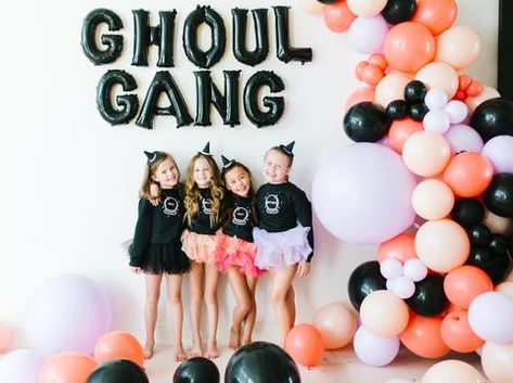 (1) A Spooktacular Witch-Themed Halloween Party | Ellie and Piper Halloween Sleepover Party, Hocus Pocus Halloween Party, Birthday Event Ideas, Halloween Block Party, Halloween Theme Birthday, Kendall Birthday, Party Boutique, Ghoul Gang, Halloween Table Settings