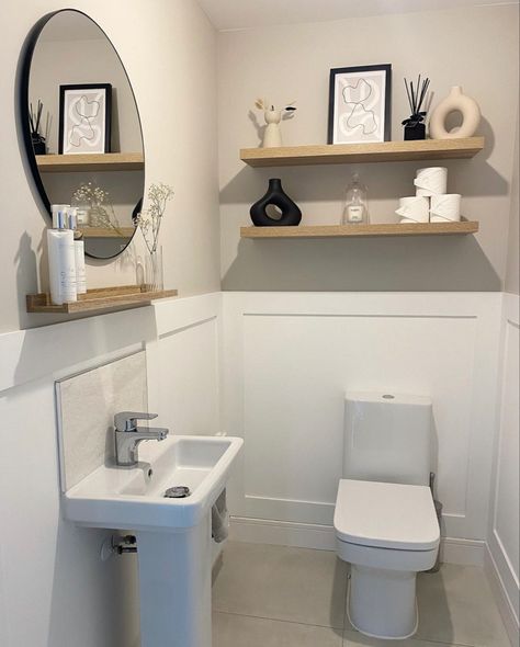 Small Wc Ideas Downstairs Loo, Small Toilet Decor, Wc Ideas, Small Downstairs Toilet, Small Bathroom Inspiration, Toilet Room Decor, Bathroom Paneling, Small Toilet Room, Bathroom Shelf Decor