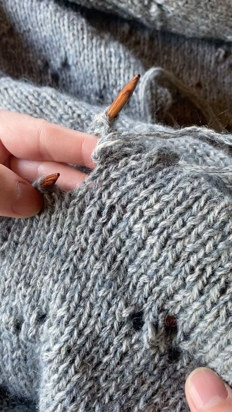 RukeKnit // Neringa Rūkė on Instagram: “I’m sewing a Boxy Vneck sweater shoulder line using a Kitchener stitch. To work this technique, you only need to know one step: the first…” Kitchener Stitch, Women Ideas, Knitted Wit, Cast Off, Knit Stitch Patterns, Knit Stitch, Knitting Tutorial, Knitting Techniques, Knitting Stitches