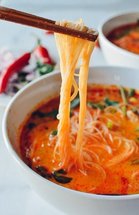 15-Minute Coconut Curry Noodle Soup Coconut Curry Noodle Soup, Thai Mat, Curry Noodle Soup, Curry Noodles, Salad Pasta, Woks, Think Food, Bowl Of Soup, Idee Pasto Sano