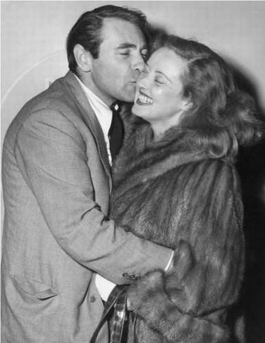 Bette Davis greeted by her favorite husband Gary Merrill. Gary Merrill, Bette Davis Eyes, Betty Davis, Old Hollywood Stars, Bette Davis, Famous Couples, Joan Crawford, Hollywood Legends, Silver Screen