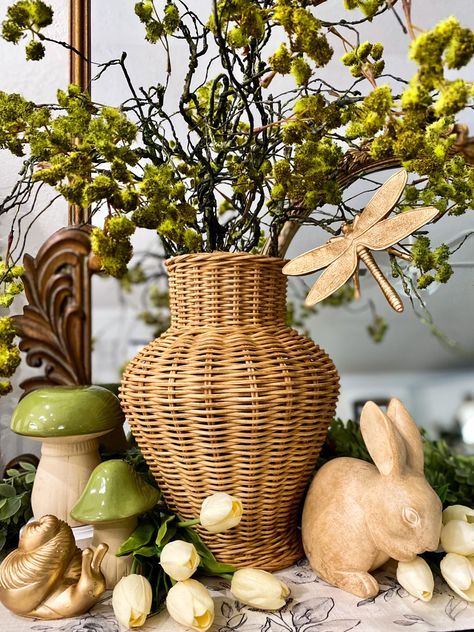 Wicker Vase Decor Ideas, Wicker Vase, Vintage Booth Display, Vintage Booth, Tulips Spring, Decor Spring, Booth Display, Cottagecore Aesthetic, Vintage Wicker