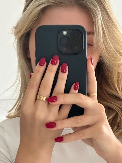 Neutral Red Nails, Nails Squoval Designs, Squoval Nails Spring Colors, Spring Nails Squoval, Soft Red Nails, Cool Nail Inspo 2024 Summer, Autumn Nails Dark, Squoval Nails Summer, Summer Nails Squoval