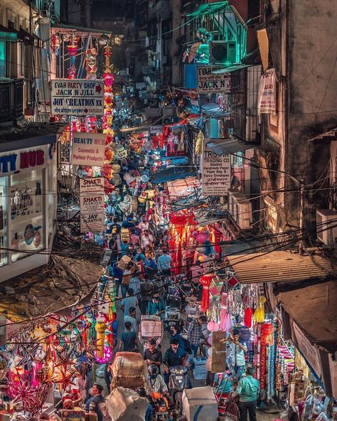 Colours Of Mumbai’s Instagram profile post: “Diwali Preparations 2020 ❤ Who Else Our Fav @ompsyram (Ujwal Puri) ➖➖➖➖➖➖➖➖➖➖➖➖➖➖➖➖➖➖➖ 📮Follow, Like & Tag #coloursofmumbai…” Diwali Preparations, Street Photography People, Mumbai City, Girly Photography, Cute Photos, Diwali, Mumbai, Street Photography, Art Inspo