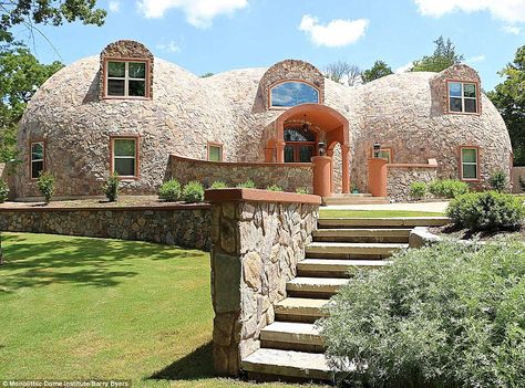 Matt and Jari Whiteacre live with their family in a three-dome complex in College, Station... Monolithic Dome Homes, Round House Plans, Cob Homes, Dome Houses, Geodesic Dome Homes, Earth Bag, Geodesic Domes, Dome Homes, Alternative Housing