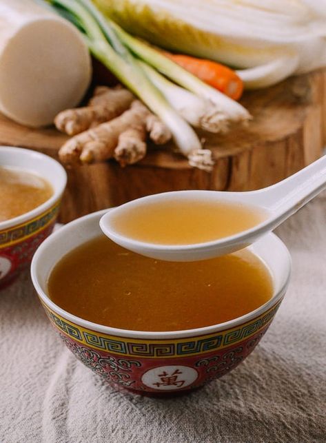 15 of our most satisfying Chinese soup recipes, with average cooking time for each so you can choose according to the time you have to spend in the kitchen! Source: thewoksoflife.com Beef Soup Bones, Taiwanese Recipes, Filipino Soup, Winter Melon Soup, Asian Soup Recipes, Chinese Soup Recipes, Recipe Folder, Noodle Soups, Cooking Vegetables