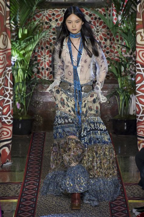 Roberto Cavalli - Spring 2017 Ready-to-Wear Moda Hippie, Boho Inspo, Mode Boho, Runway Trends, Italian Fashion Designers, Spring Summer 2017, Fashion Show Collection, Vogue Paris, Fashion 2017