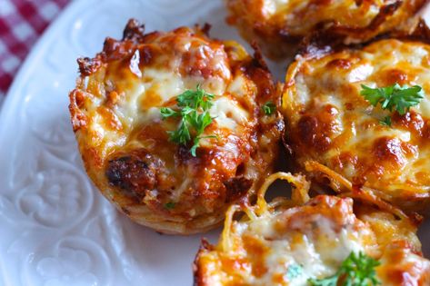 Spaghetti Pie Recipes, Baked Spaghetti And Meatballs, Spaghetti Pie, Fingerfood Party, Muffin Tin Recipes, Baked Spaghetti, Pasta Noodles, Idee Pasto Sano, Pasta Dishes