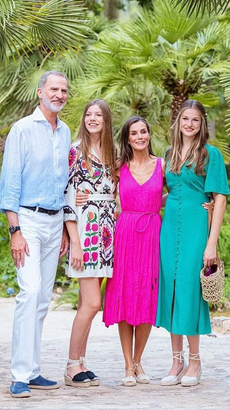 Princess Of Spain, Spanish Royalty, Princess Leonor, Estilo Real, Familia Real, Spanish Royal Family, Princess Sofia, Royal Outfits, Royal Princess