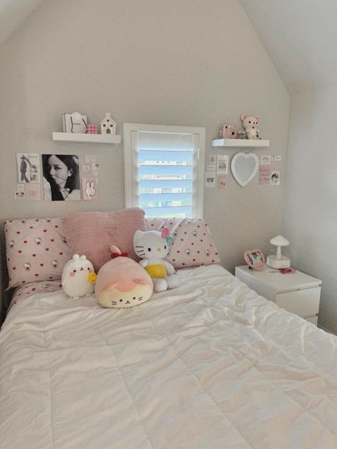 Cute Neutral Room Ideas, Small Korean Bedroom Ideas, How To Make Room Look Aesthetic, Couqqet Room, Minimalist Sanrio Bedroom, Room Decor Pink Aesthetic, Pink Girly Room Ideas, Shoujo Room Aesthetic, Shoujo Bedroom