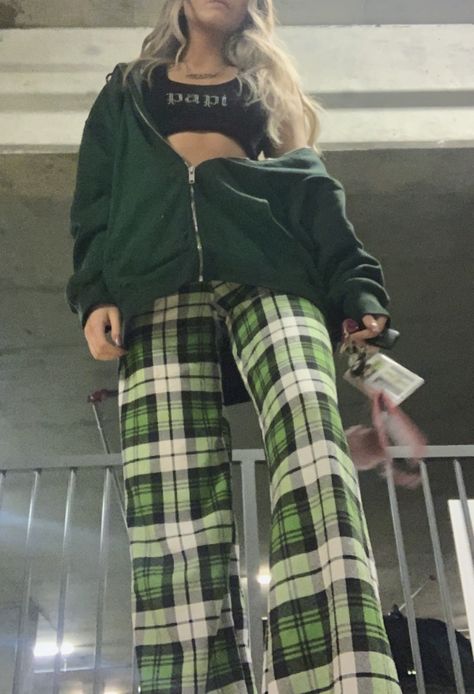 Slytherin Pjs Aesthetic, Green Pjs Outfit, Female Slytherin Outfits, Outfit Ideas Slytherin, Slytherin Pajamas Aesthetic, Slytherin Pjs, Pjs Outfits Aesthetic, Hogwarts Clothes Aesthetic, Aesthetic Pj Outfits