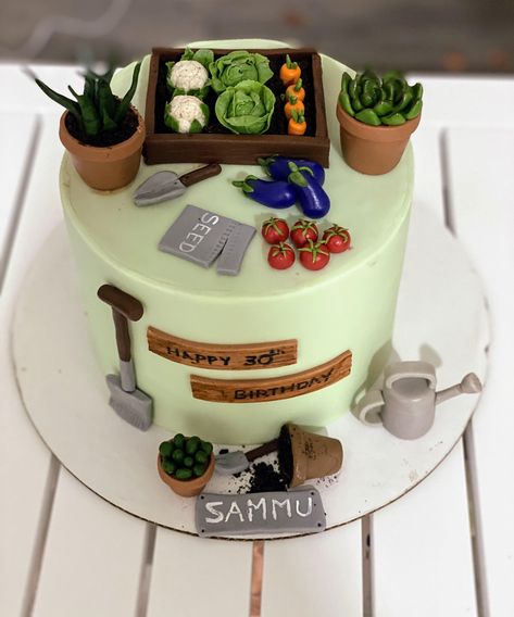 Gardeners Birthday Cake, Birthday Cake For Plant Lover, Allotment Cake Ideas, Cake Plant Design, Retirement Cakes For Women, Plant Birthday Cakes, Plant Lover Cake, Plant Cake Design, Gardening Theme Cake