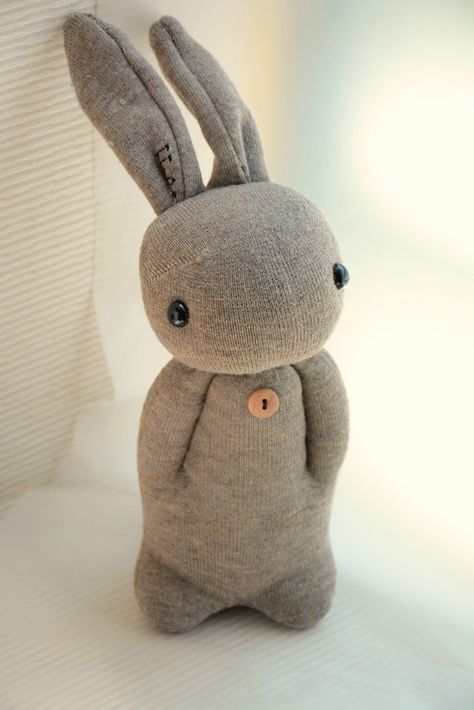 Sock Rabbit/Sockenhäschen. cute but no pattern / Die sind wirklich süß leider… Sock Rabbit, Sock Bunny, Diy Sy, Sock Doll, Sock Dolls, Sock Toys, Diy Socks, Sock Crafts, Sock Animals