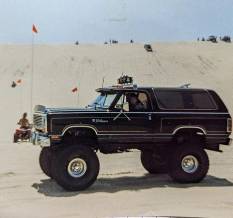 Pretty rad looking late 80’s Dodge Ramcharger playing at the dunes. #80shighriders🌴 📸: Lyle N. | Instagram Dodge Ramcharger, Dodge Power Wagon, Truck Yeah, 4x4 Off Road, Power Wagon, Ram Trucks, 4x4 Trucks, The Dunes, Lifted Trucks