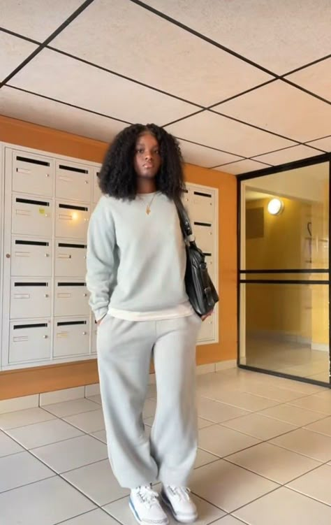 Essentials Crew Neck Outfit, Sweat Pants Outfit Black Women, Crew Neck Sweatshirt Outfit, Dump Outfit, Outfit Jogging, Jogging Outfit, Mode Zara, Outfit Inspo Casual, Neue Outfits