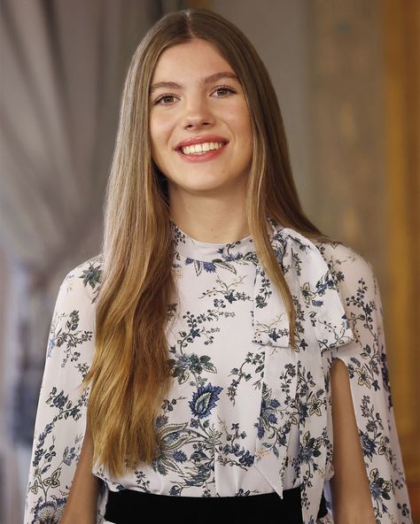 new official portraits of Princess Leonor and Infanta Sofia – The Real My Royals Sofia Of Spain, Leonor Princess Of Asturias, Pictures Of Princesses, Princess Of Spain, Spanish Royalty, Spanish Woman, Princess Leonor, Royal Family News, Pretty Ballerinas