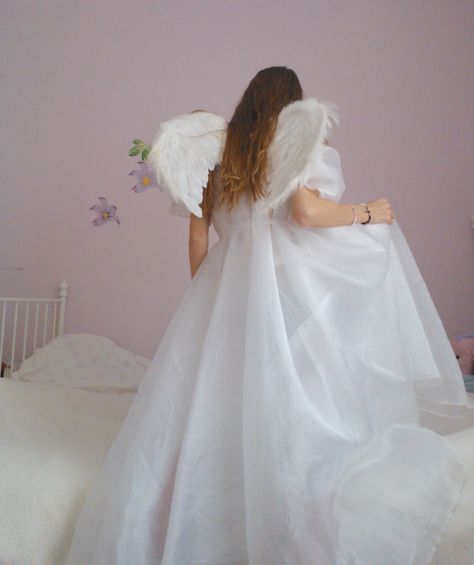 Angelic Aesthetic, Angelcore Aesthetic, Baby Soft Skin, Angel Aesthetic, Barbie Princess, Costume Halloween, Angel Wings, Her Hair, Aesthetic Pictures