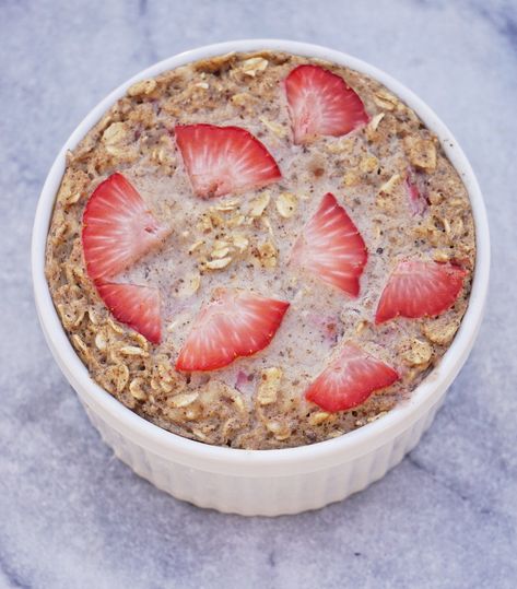 Strawberry Shortcake Baked Oatmeal Strawberry Baked Oats, Strawberry Baked Oatmeal, Oatmeal Cupcakes, Old Fashioned Oats, Dessert For Breakfast, Strawberry Muffins, Baked Oatmeal Recipes, Keto Mug Cake, Oatmeal Recipe