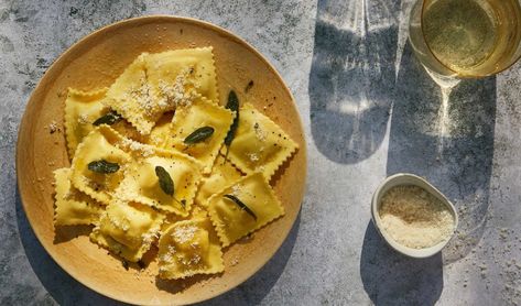 Our Amalfi Lemon & Mozzarella Ravioli Recipe | Pasta Evangelists Blog Beef Ravioli Recipe, Beef Ravioli, Chicken Ravioli, Ravioli Filling, Recipe Pasta, Homemade Ravioli, Sage Butter, Ravioli Recipe, Handmade Pasta