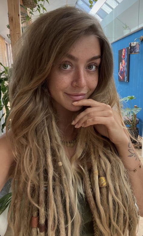 White Girl Dreadlocks, Dredy Hair Girl, Loose Dreadlocks, Dreads With Bangs, White Girl Dreads, Pagan Life, Partial Dreads, Dread Head, Awesome Hair