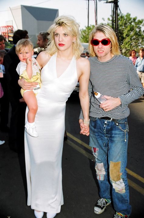 Courtney Love and Kurt Cobain Courtney Love Kurt Cobain, Film Seven, Kurt Cobain Style, Kurt And Courtney, Anti Fashion, Toni Braxton, Celebrity Culture, Riot Grrrl, Courtney Love