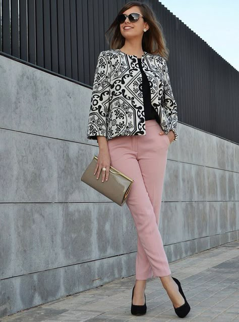 Tonya's StitchFix stylist...Rose Quartz Pants (3/1/16) Geometric Print Outfit, Pink Pants Outfit, Light Pink Pants, Summer Office Outfits, Outfit Trends, Pink Pants, Womens Fashion For Work, Mode Inspiration, Outfit Casual