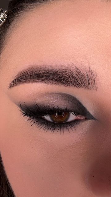 Halloween Black Makeup Looks, Black Simple Makeup Looks, Black Party Makeup, Black Make Up Eyes, Simple Black And Silver Makeup, Black Make Up Look, Elegant Black Makeup, Smoky Cateye, Eye Makeup Black