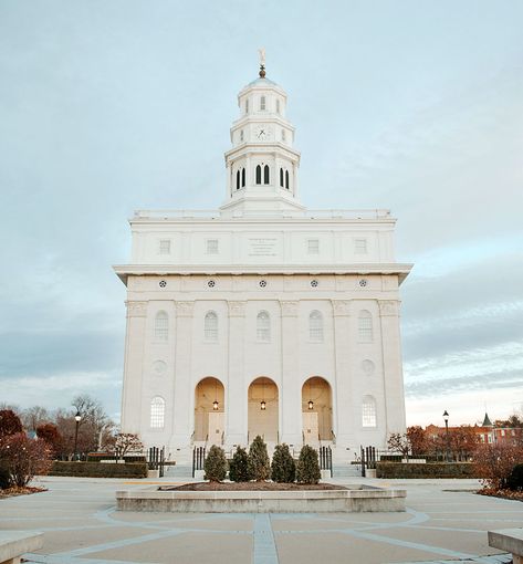 Top 10 Things to Do in Nauvoo – Nauvoo Mix House Nauvoo Temple, Mixed Berry Pie, Drainage Ditch, Church Youth Group, Stone Arch, Arch Bridge, Perfect Picnic, Church History, Sacred Places