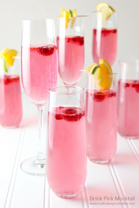 These delicious pink Valentine's Day cocktails will make the day even sweeter. #cocktails #valentinecocktails #valentinesdayideas Pink Mocktail, Pink Punch Recipes, Cocktail Pink, Pink Cocktails, Pink Punch, Milk Shakes, Pink Foods, Jello Shots, Mocktail Recipe