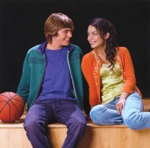 Vanessa Hudgens And Zac Efron, Gabriella High School Musical, High School Musical Costumes, Gabriela Montez, Zac And Vanessa, Troy And Gabriella, Zac Efron And Vanessa, High School Musical Cast, High School Musical 2